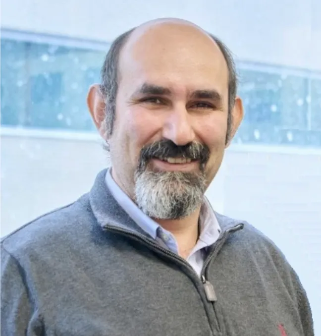 Le Dr Houman Savoji est professeur‑chercheur adjoint à l’Université de Montréal et chercheur à temps plein au Centre de recherche du CHU Sainte‑Justine. Il est également investigateur principal à l’Institut TransMedTech, où il dirige des travaux en médecine régénérative, organes sur puces, bio‑impression 3D et biomatériaux fonctionnels. Titulaire d’un doctorat en génie biomédical de Polytechnique Montréal, il a ensuite effectué un stage postdoctoral à l’Institut de biomatériaux et de génie biomédical de l’Université de Toronto. Ses recherches combinent des technologies de fabrication avancée — micro‑ et nano‑fabrication, bio‑impression, microfluidique, électrofilage — avec des matériaux fonctionnels innovants pour développer des plateformes et dispositifs en génie tissulaire et en médecine régénérative. Lauréat de nombreuses distinctions prestigieuses (IRSC, FRQNT, SVC Foundation), le Dr Savoji a contribué à plusieurs projets majeurs, publié dans des revues à comité de lecture, présenté ses travaux à l’international et produit des rapports techniques destinés aux instances gouvernementales. Son laboratoire vise à concevoir, optimiser et caractériser des biomatériaux et technologies émergentes pour répondre aux besoins critiques en ingénierie biomédicale et en santé.