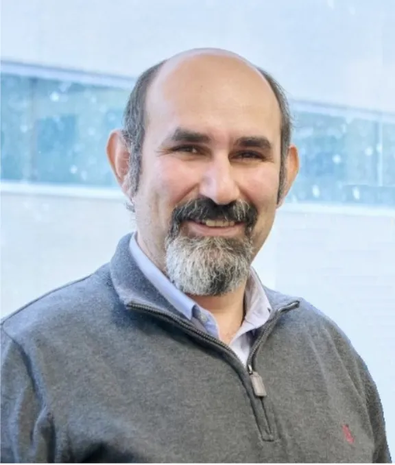 Le Dr Houman Savoji est professeur‑chercheur adjoint à l’Université de Montréal et chercheur à temps plein au Centre de recherche du CHU Sainte‑Justine. Il est également investigateur principal à l’Institut TransMedTech, où il dirige des travaux en médecine régénérative, organes sur puces, bio‑impression 3D et biomatériaux fonctionnels. Titulaire d’un doctorat en génie biomédical de Polytechnique Montréal, il a ensuite effectué un stage postdoctoral à l’Institut de biomatériaux et de génie biomédical de l’Université de Toronto. Ses recherches combinent des technologies de fabrication avancée — micro‑ et nano‑fabrication, bio‑impression, microfluidique, électrofilage — avec des matériaux fonctionnels innovants pour développer des plateformes et dispositifs en génie tissulaire et en médecine régénérative. Lauréat de nombreuses distinctions prestigieuses (IRSC, FRQNT, SVC Foundation), le Dr Savoji a contribué à plusieurs projets majeurs, publié dans des revues à comité de lecture, présenté ses travaux à l’international et produit des rapports techniques destinés aux instances gouvernementales. Son laboratoire vise à concevoir, optimiser et caractériser des biomatériaux et technologies émergentes pour répondre aux besoins critiques en ingénierie biomédicale et en santé.